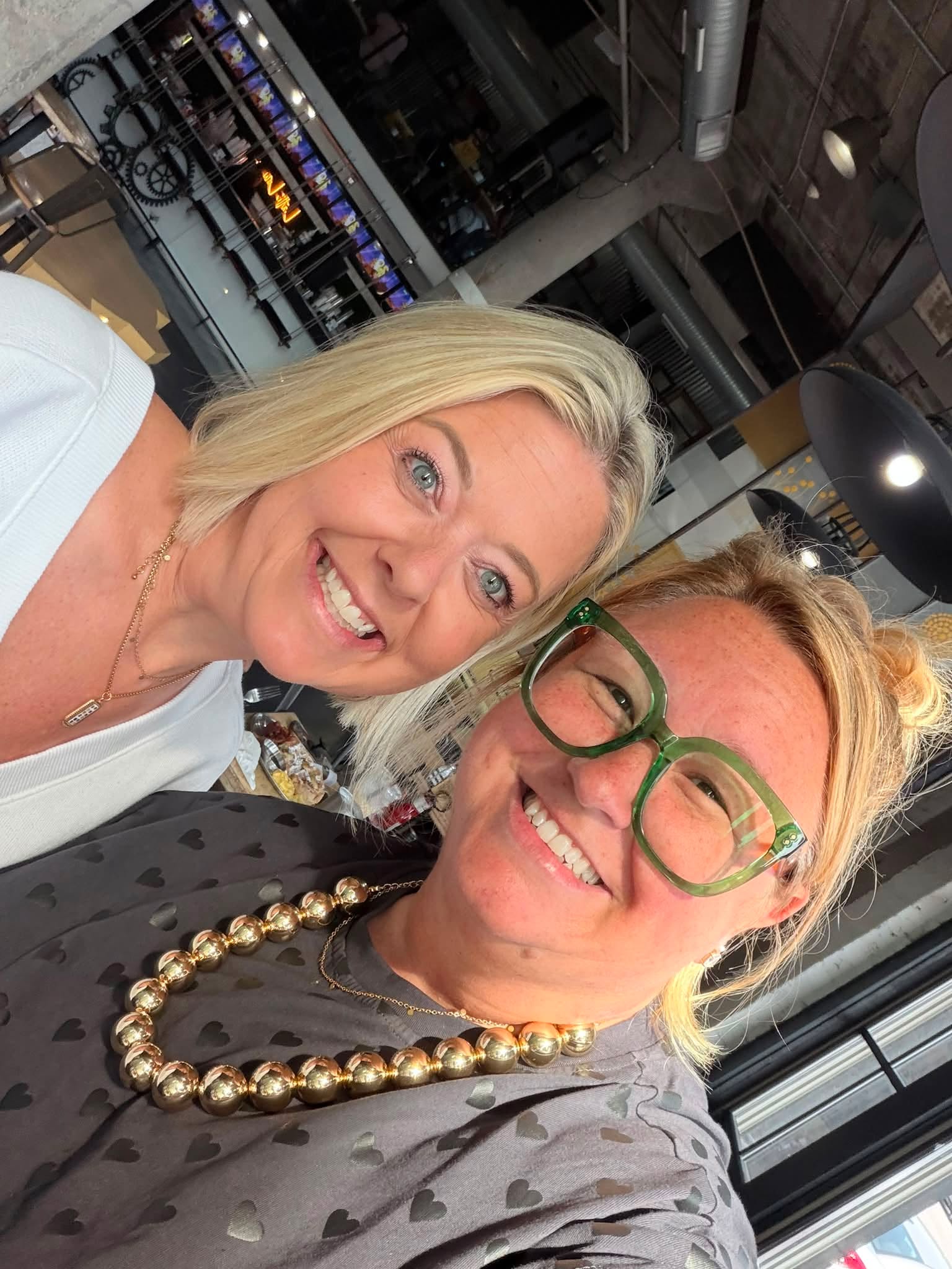 When you’re at a pop-up in STL and a jBloom friend from Iowa happens to be eating here with her fam! 
Soooo fun to see you Tara!! 🩷💚